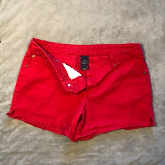 Fun red mid rise button flap shorts. Size 16 - Picture 5 of 6